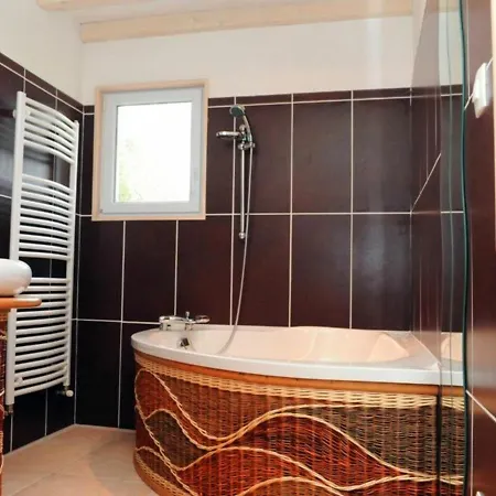 Maison Independante Avec Grand Parc Arbore, Proche De La Nature Et Des Lacs - Fr-1-611-18 Holiday home Fays-Billot